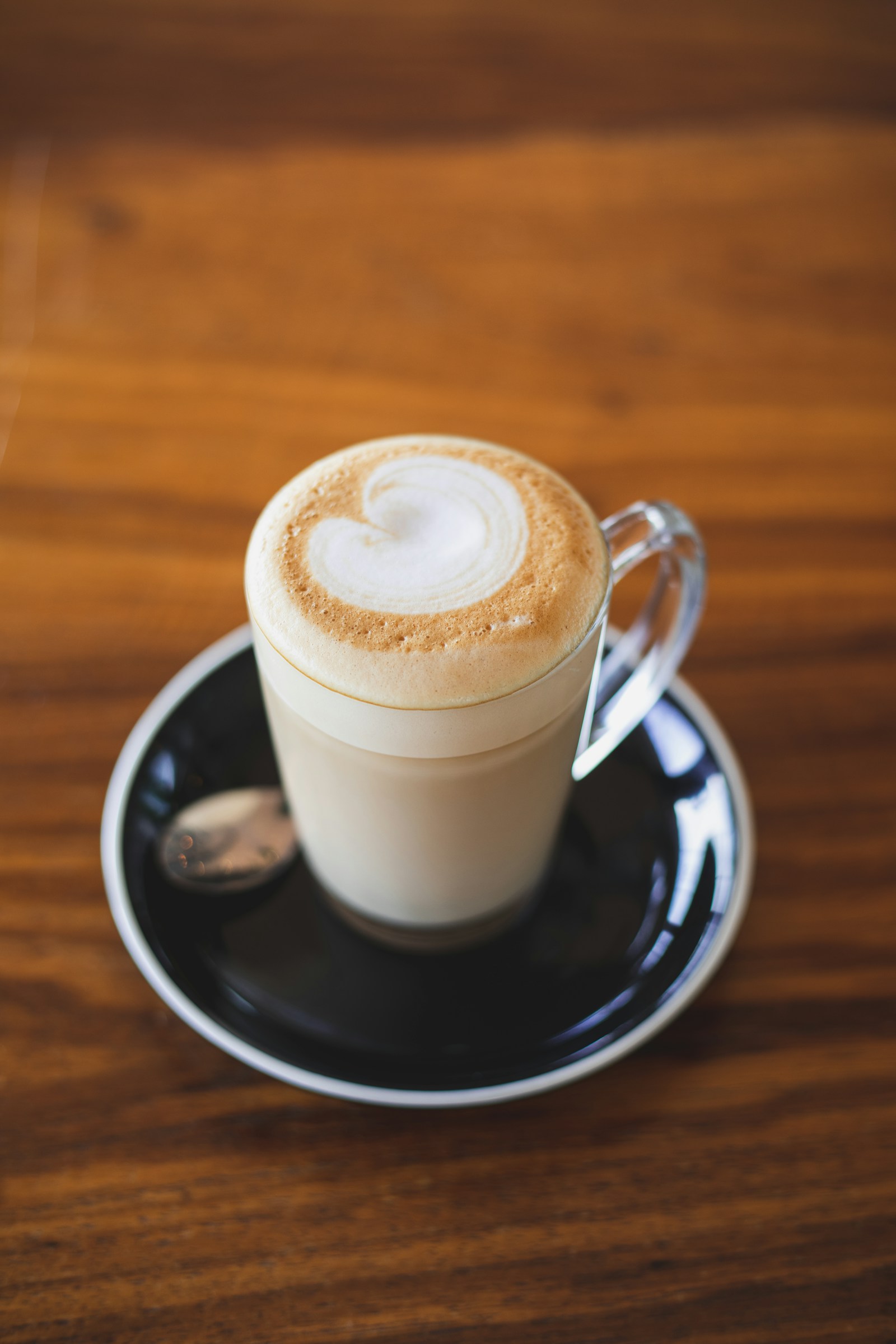 Vanilla bean latte with leaf latte art